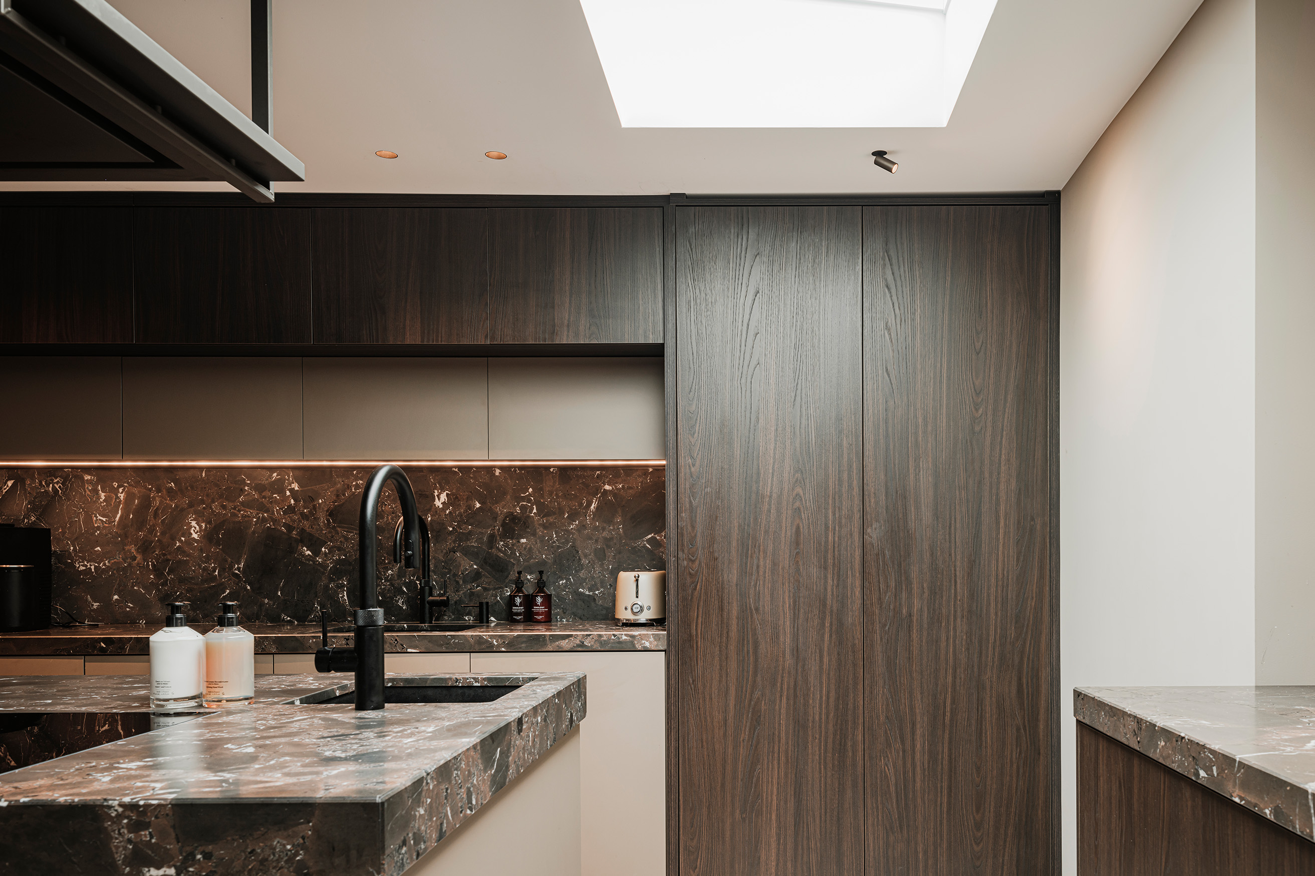 Lightinova-project-Warm-Hotel-Chique-Modern-Luxe-Interior-Hotelsfeer-Lightning-Marble-Wood-Brown-Kitchen-Island-Area-Marmer-Houten-Bruin-Keukeneiland-Keuken-Keukenruimte